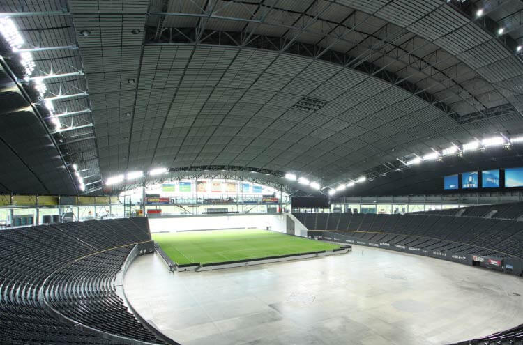 ホヴァリングサッカーステージが搬入されていく札幌ドームの様子