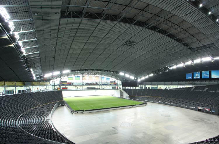 ホヴァリングサッカーステージが搬入されていく大和ハウス プレミストドームの様子