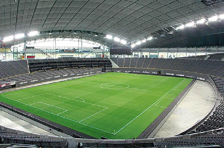 サッカーステージが中央まで到達した様子の大和ハウス プレミストドーム