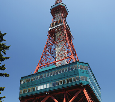 青空を背景に佇むテレビ塔の写真
