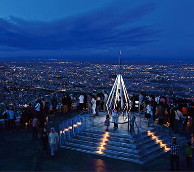 札幌の夜景が眺める山頂の展望台の写真