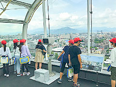 展望台で札幌を一望する小学生の団体