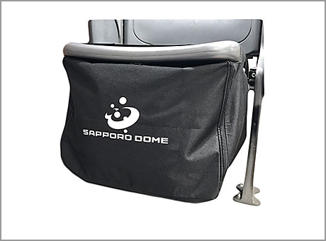 札幌ドームの座席に乗るスタンドシートバッグの写真