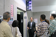 館内見学の様子