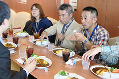 昼食の様子